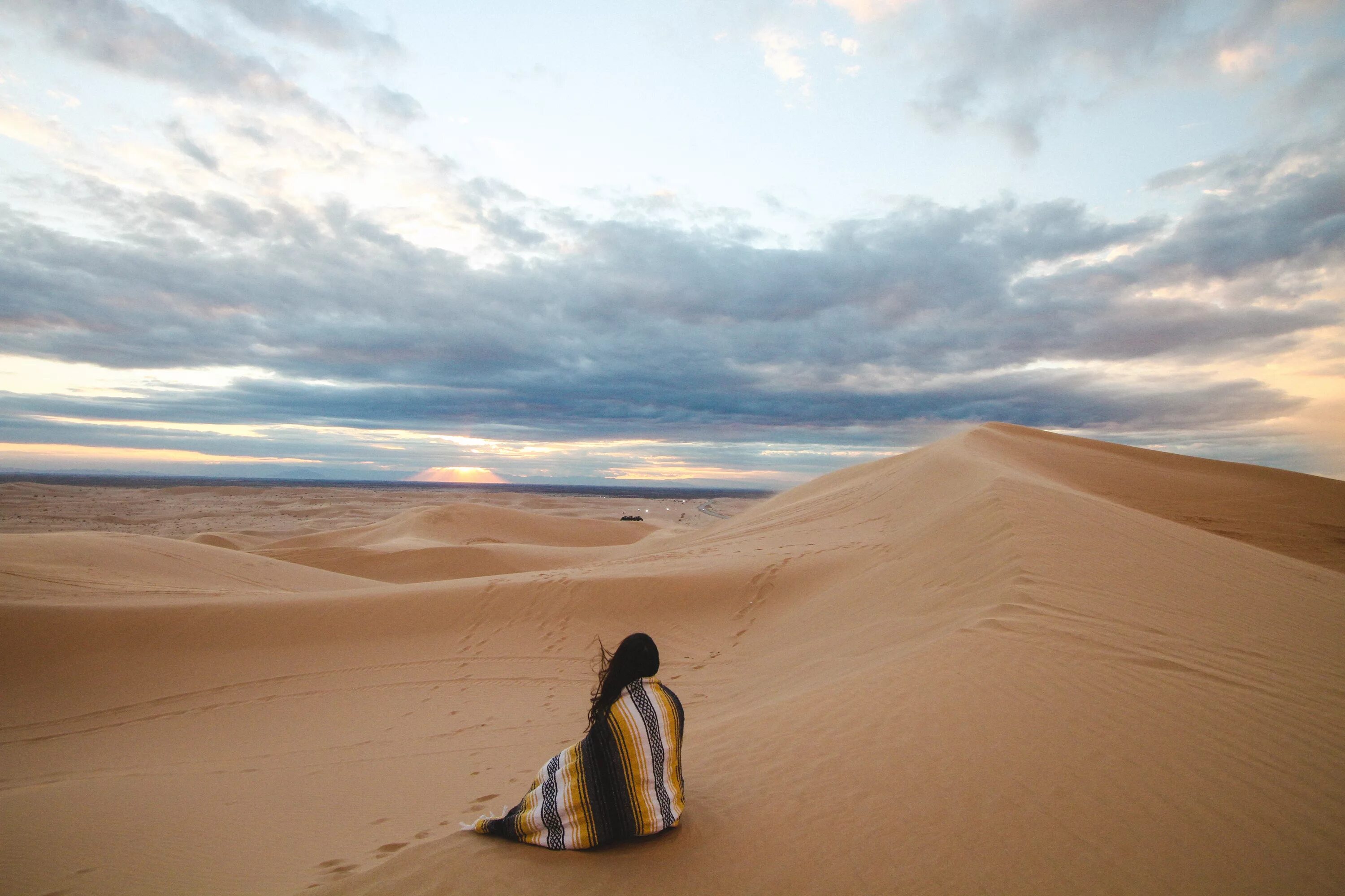 Приокеаническая пустыня. Куршская коса дюны. Пустыня. Пустыня и море. Человек в пустыне.