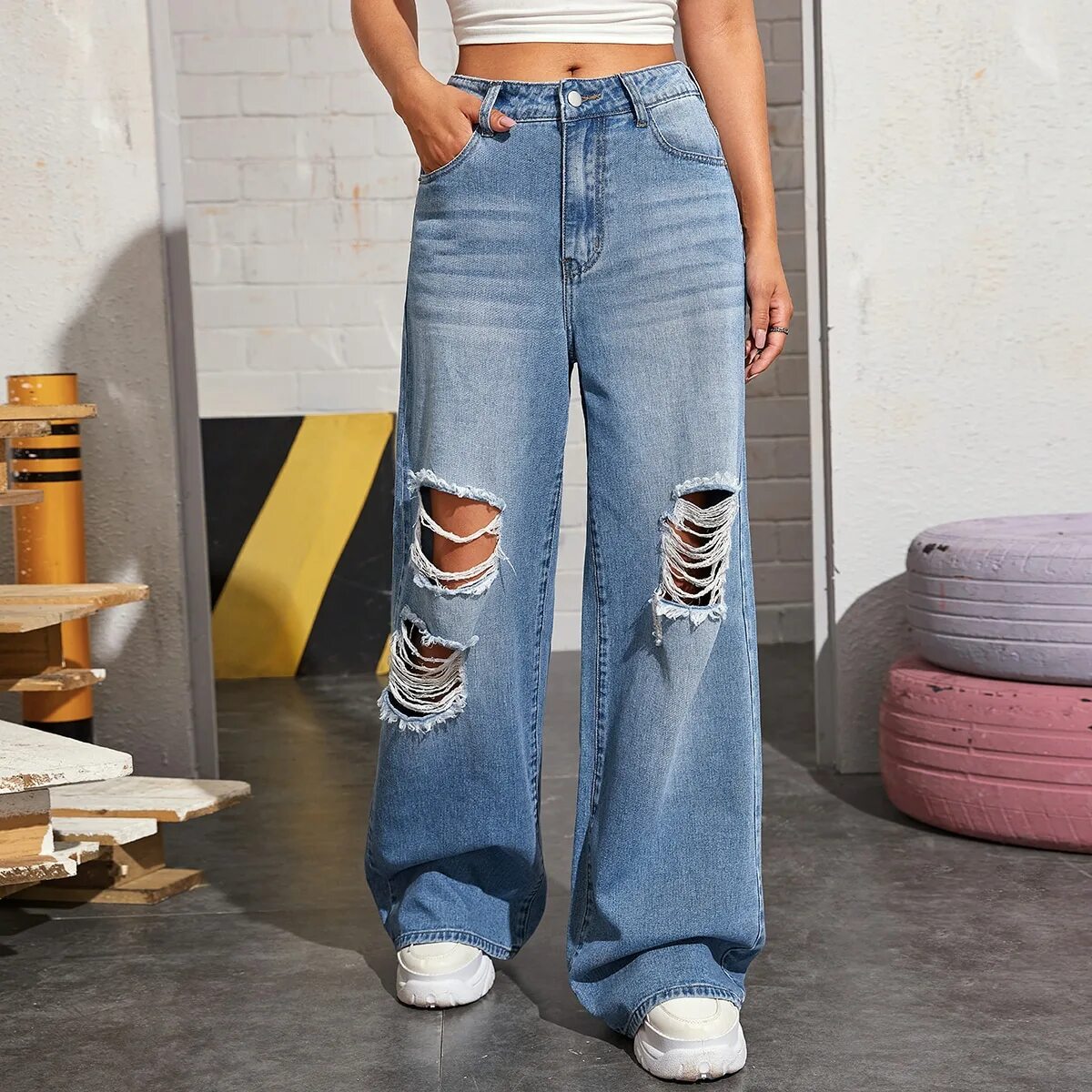 Как называются джинсы широкие от бедра. Baggy Fit джинсы женские. Джинсы HM 90 Baggy Jeans. SHEIN джинсы бэгги. Широкие рваные джинсы.