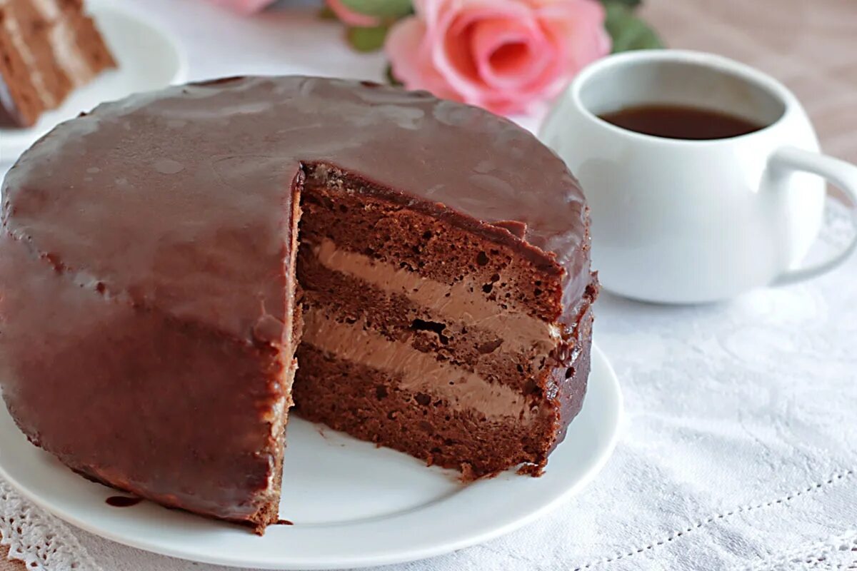 Торт прага классический в домашних условиях. Торт шоколадный «Прага». Шоколадный бисквитный торт Прага. Торт Прага маскарпоне. Шоколадно сметанный торт.