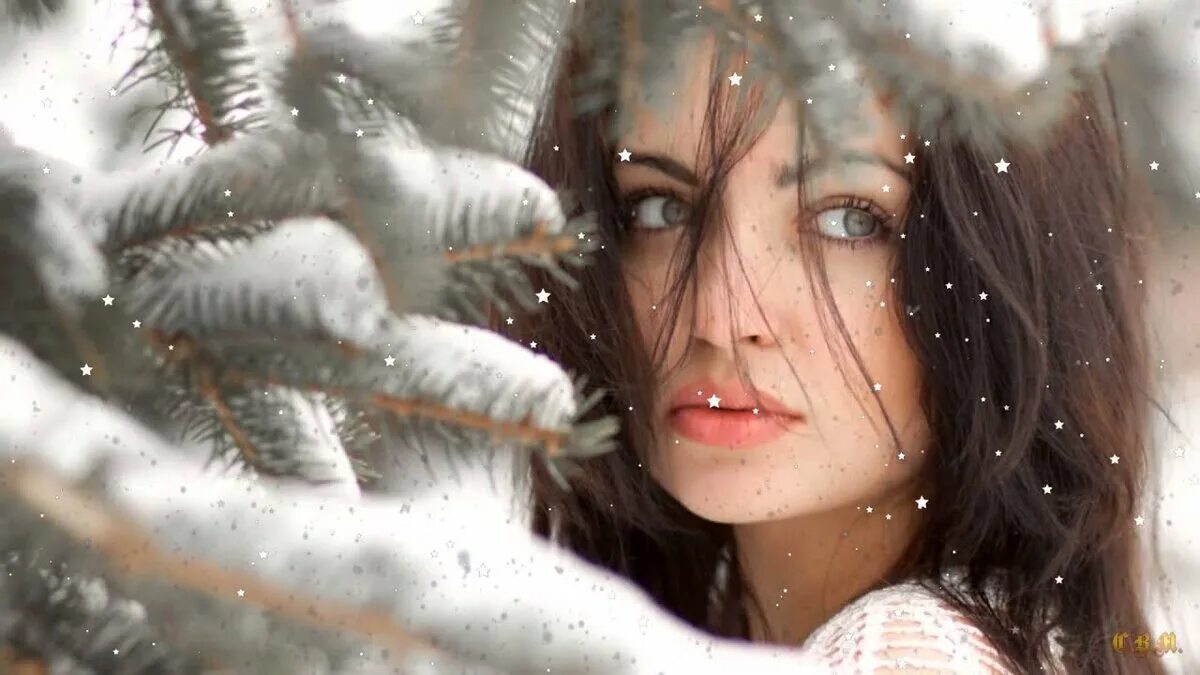 Твои снежинки на губах. Красивая девушка зима. Красивая зимняя фотосессия в лесу. Девушка в снегу. Фотосессия в лесу зимой.