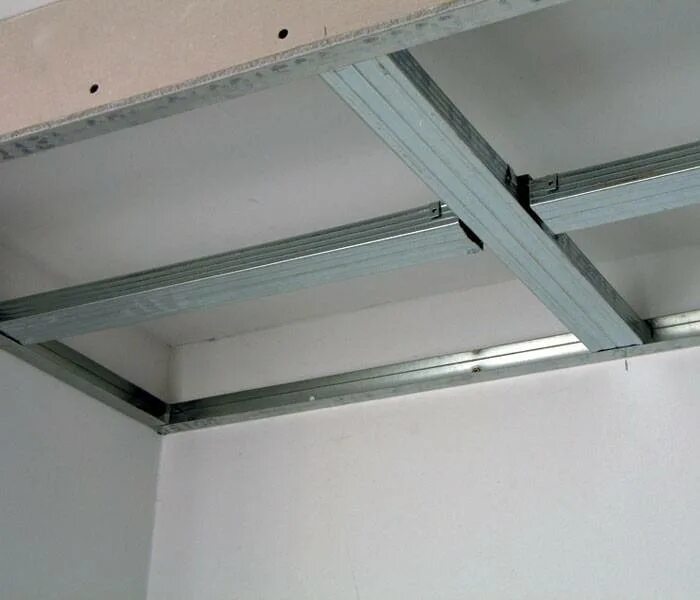 Каркас потолка. Металлопрофиль для гкл каркас. Крепление натяжного потолка. Гипсокартон без направляющих. Крепление гипрока к стене.