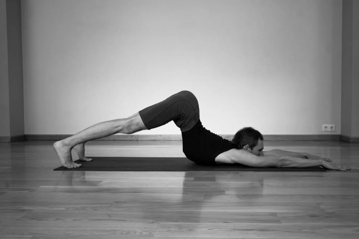 позы йоги. ашва санчаланасана вариации. асаны мандукасана. Humble warrior. поза йоги квадрат.