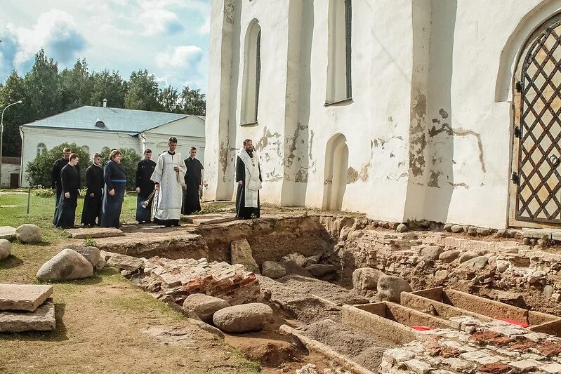 Аркажский монастырь раскоп Великий Новгород. Великий Новгород археология. Некрополь Георгиевского собора в Новгороде Великом. Похоронен в новгороде