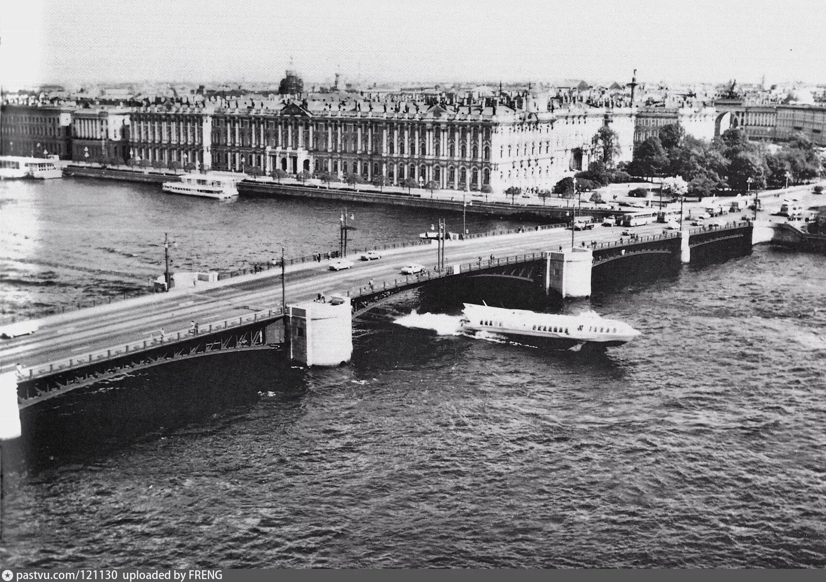 Река нева дворцовый мост. Развод мостов в санкт-петербурге. Теплоходы и разводные мосты питера. Дворцовый мост санкт-петербург туристы. Тучков мост санкт-петербург.