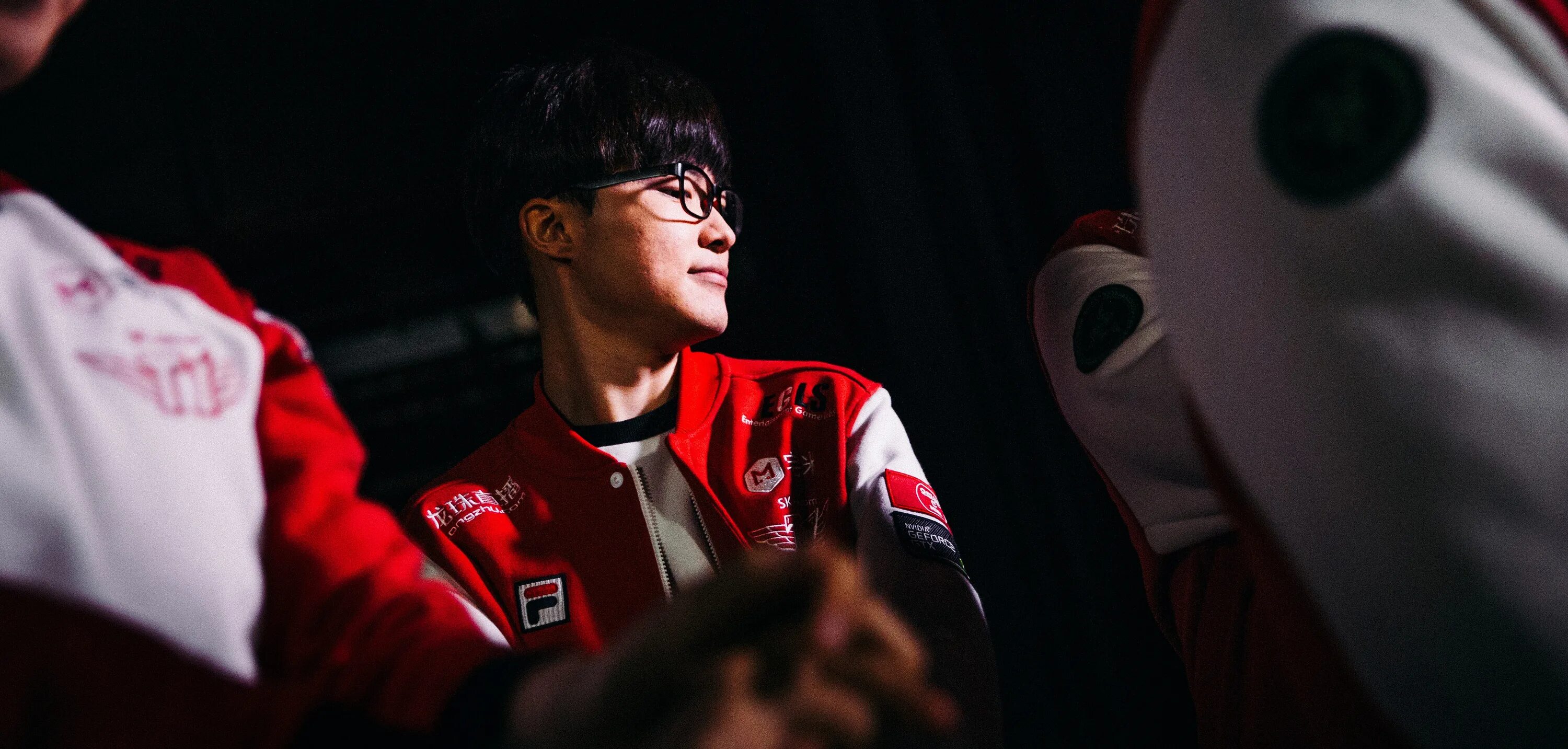 Faker js. Фейкер лига легенд. фейкер rise. faker 213. фейкер в очках.
