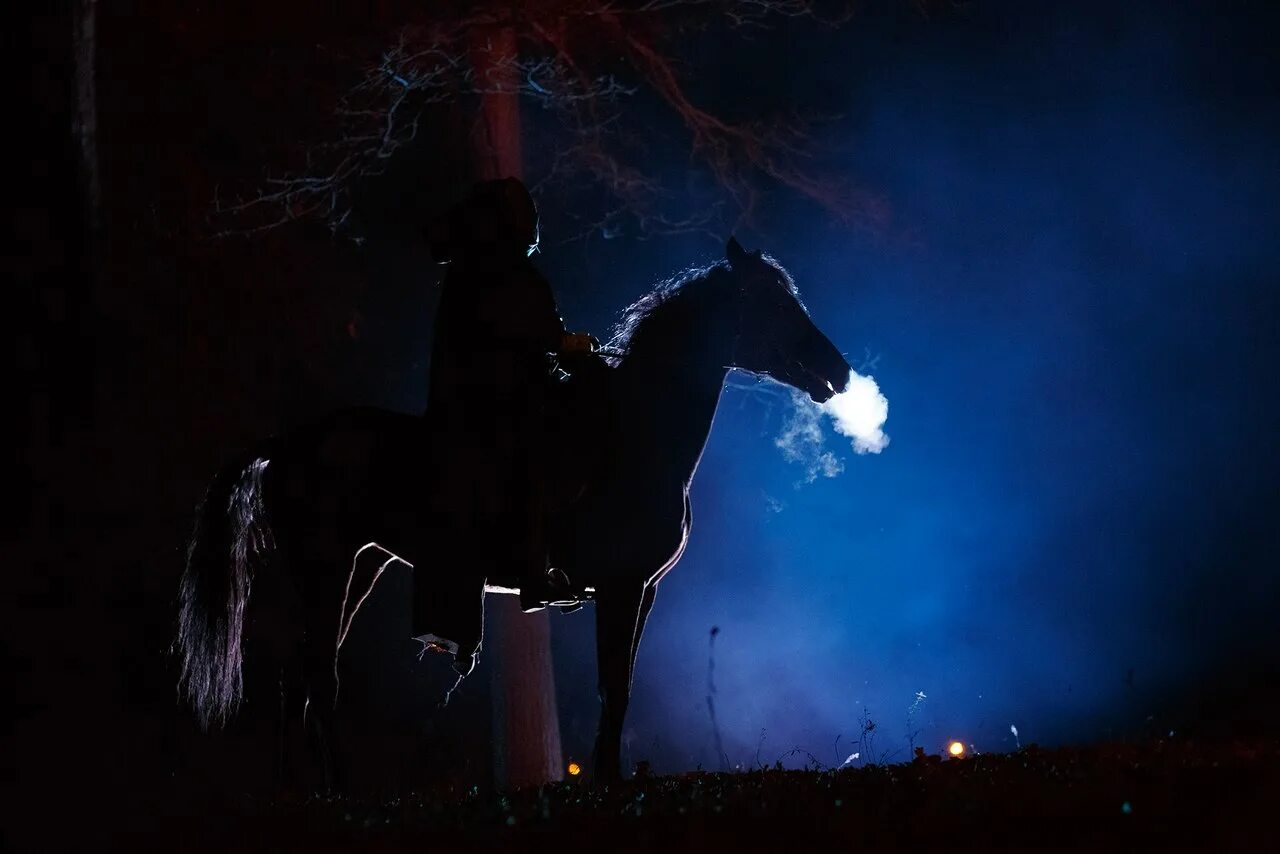 Конь ночью. Ночной всадник. На коне ночью. Конь в темноте. Расходный материал ночной скакать развеянный