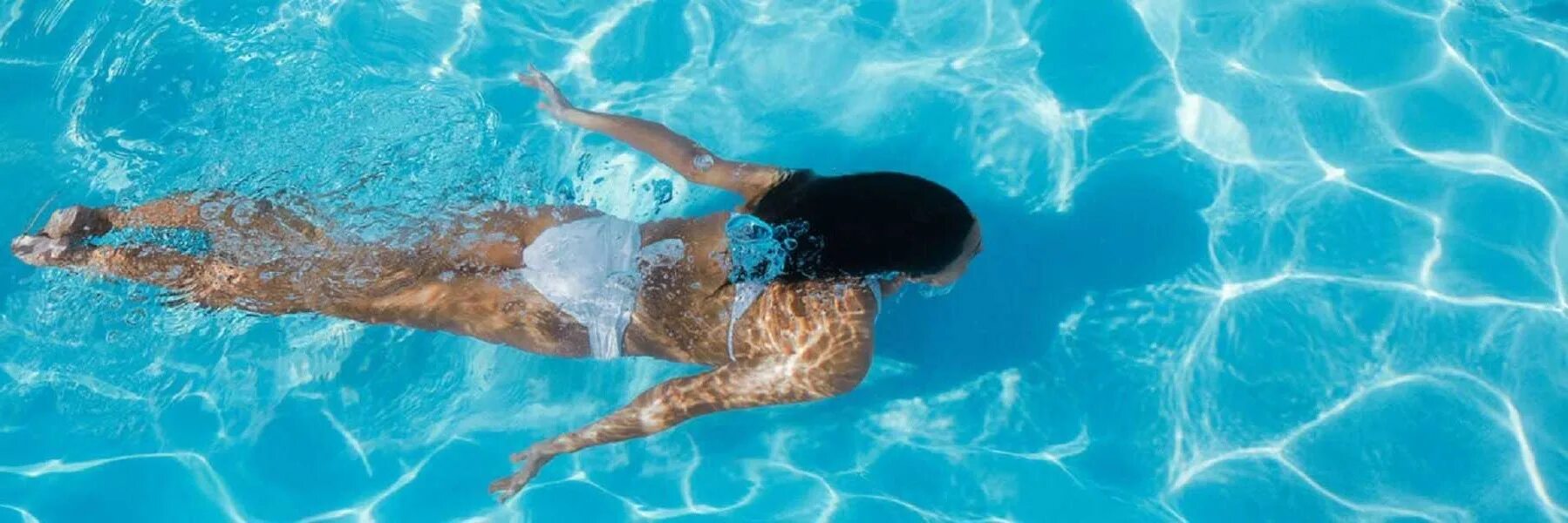 Организмы не способные к активному плаванию. Плавание девушки. Женщина в бассейне. Девушка плавает в бассейне. Девушка плывет в бассейне.
