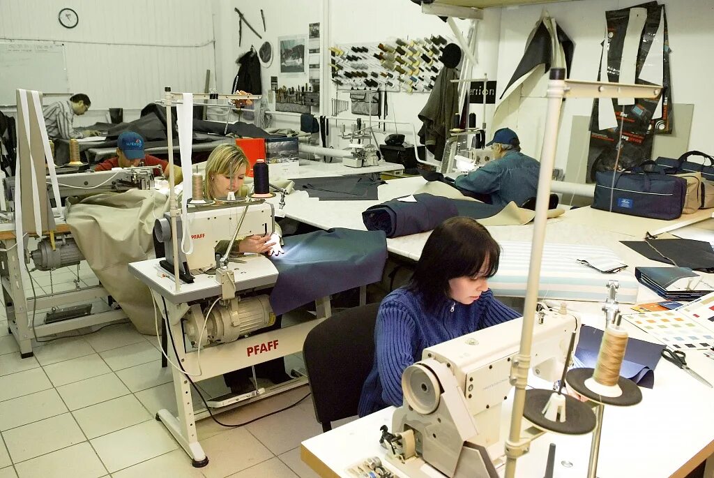 Швейное производство цех. Швейный цех. Небольшой Швейный цех. Швейный цех швейного производства. Современная швейная промышленность.
