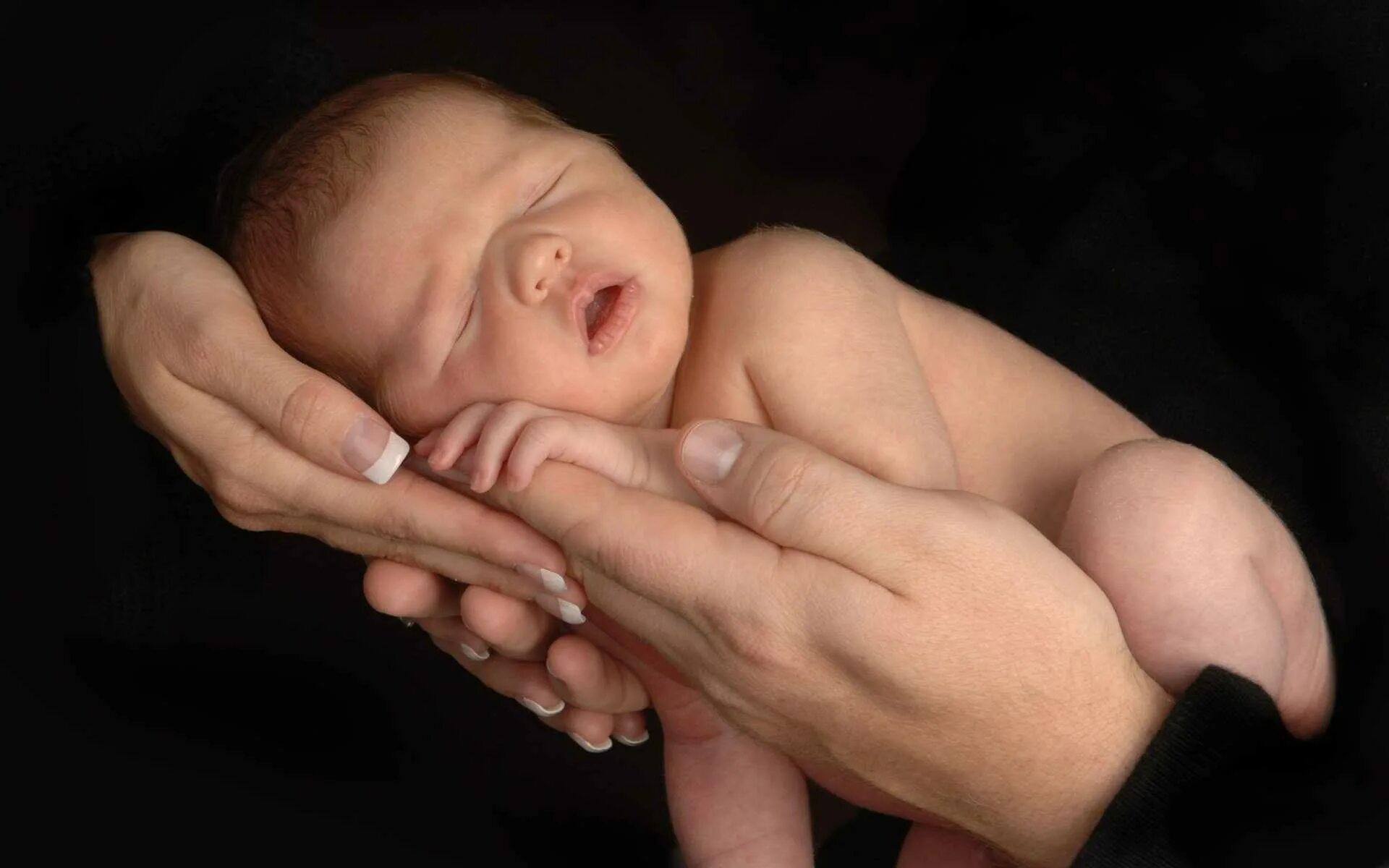Видеть сына большим. Младенец на руках. Рука новорожденного ребенка. Картинки для младенцев. Новорожденный малыш на руках.