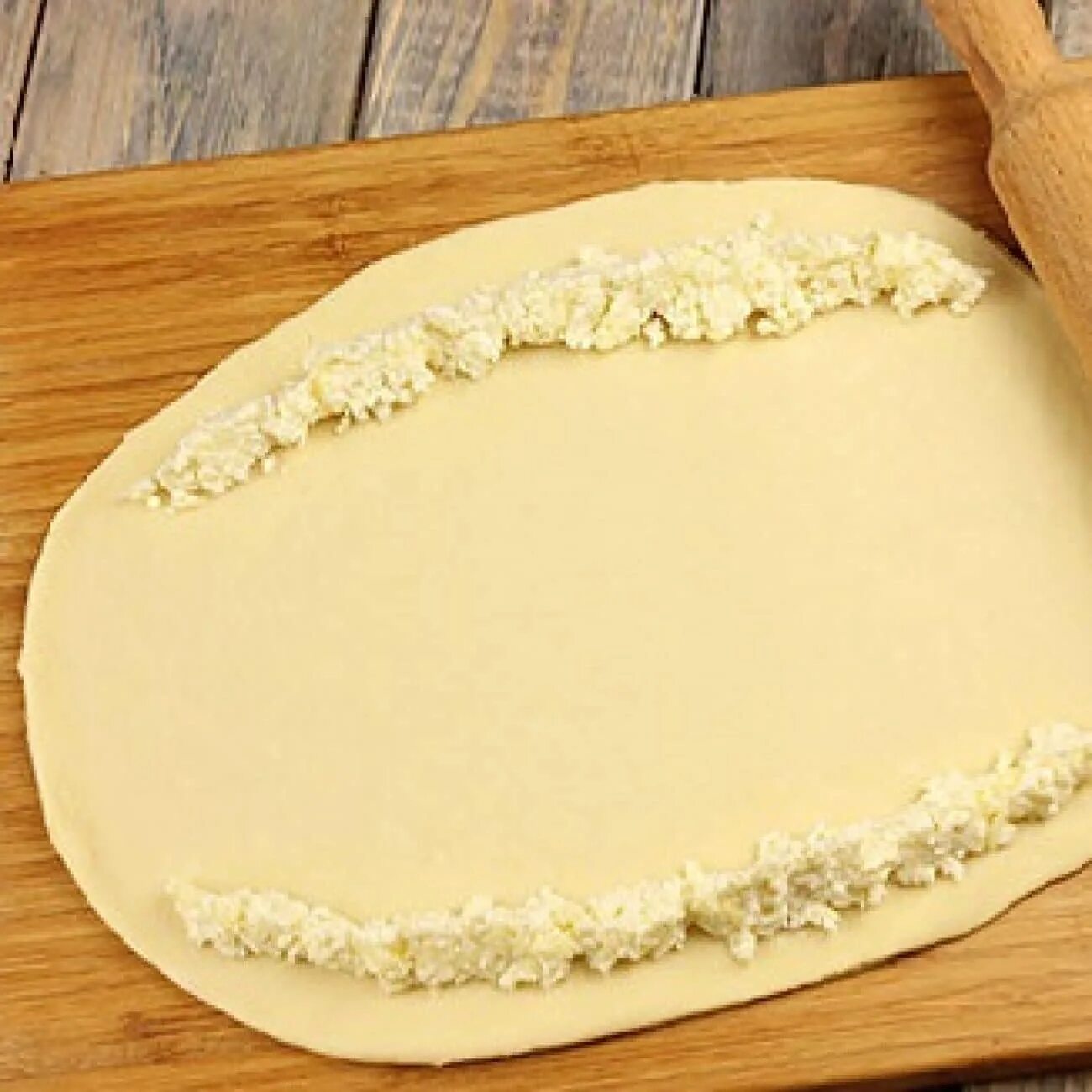 Тесто лодочкой с сыром и яйцом. Хачапури по-аджарски. Сырная лодочка. Тесто для хачапури. Сырный хачапури.