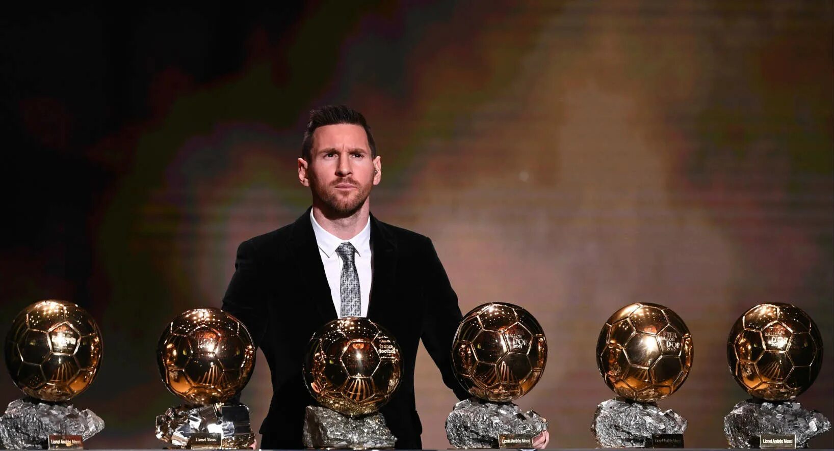 Кто первый получил золотой. Лионель Месси золотой мяч. Лионель Месси золотой мяч 2022. Messi золотой мяч 6. Lionel Messi 2010 золотой мяч.
