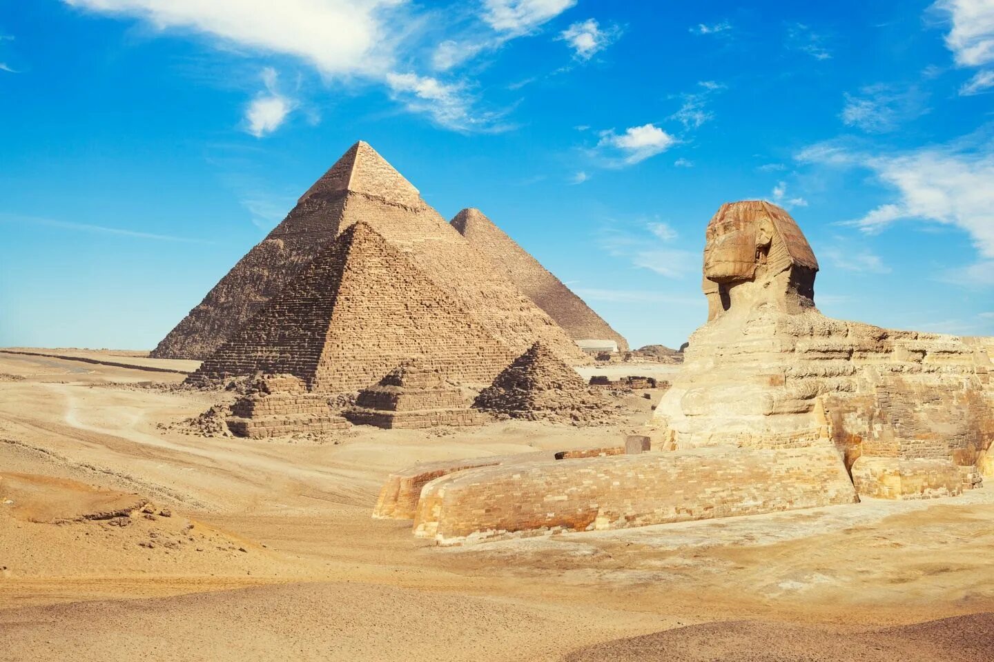 Каир достопримечательности. Пирамиды Гизы древний Египет. Пирамиды Гизы и сфинкс. Пирамида Хеопса Каир. Сфинкс пирамида в Египте.