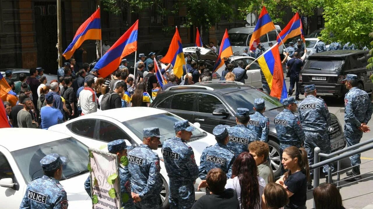 Войска полиции армении. С плакатами в ереване сегодня. Журналистские организации. Ереван полиция. Армения акции неповиновения.