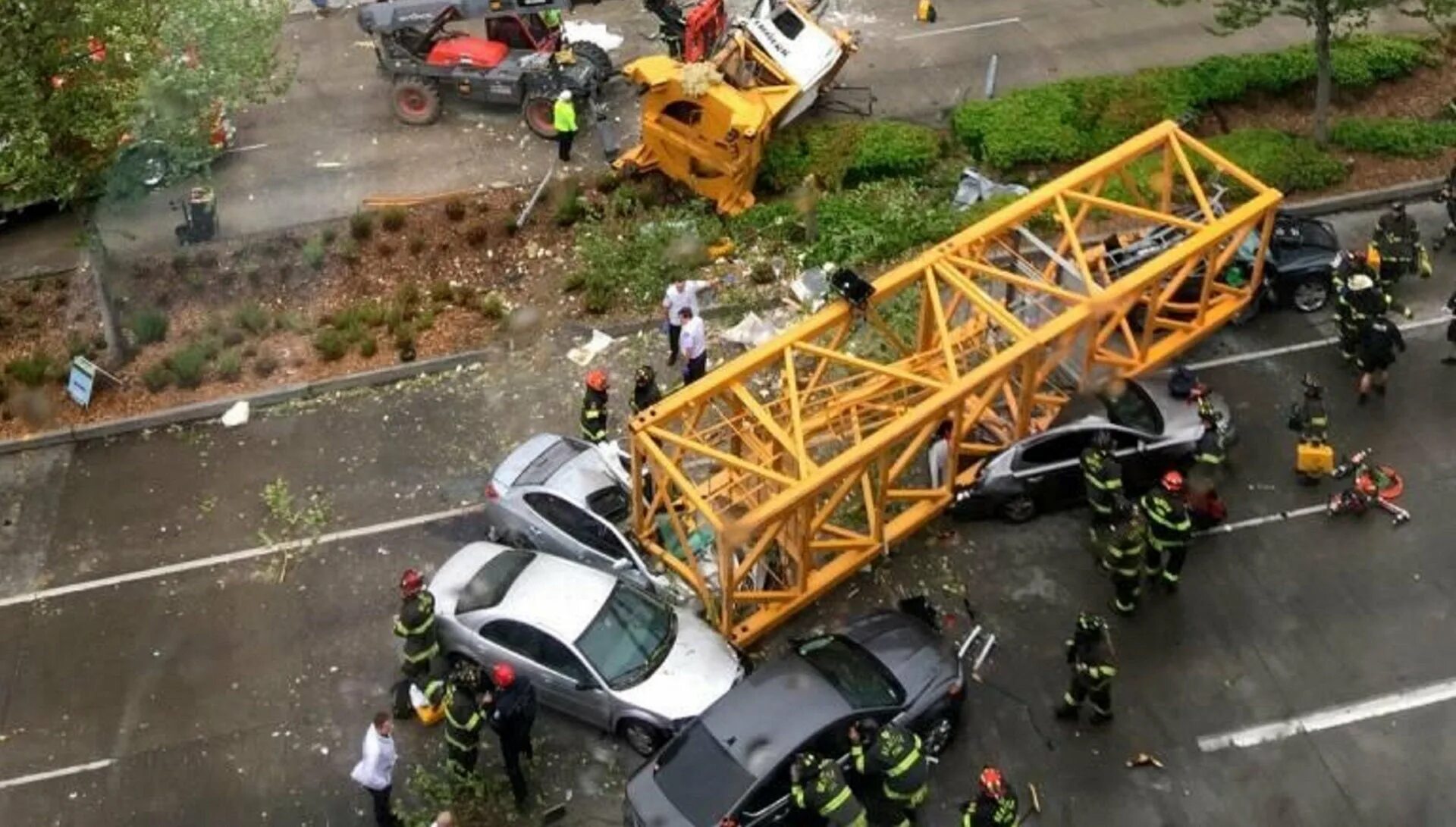 Упавший кран. Кран упал. аварии кранов. аварии башенных кранов. подъемный кран упал.