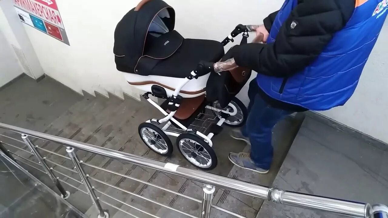 Коляски на лестничных площадках. Ступенька для коляски. коляска для подъема по лестнице. коляска для лестницы детская. коляска детская по ступенькам.
