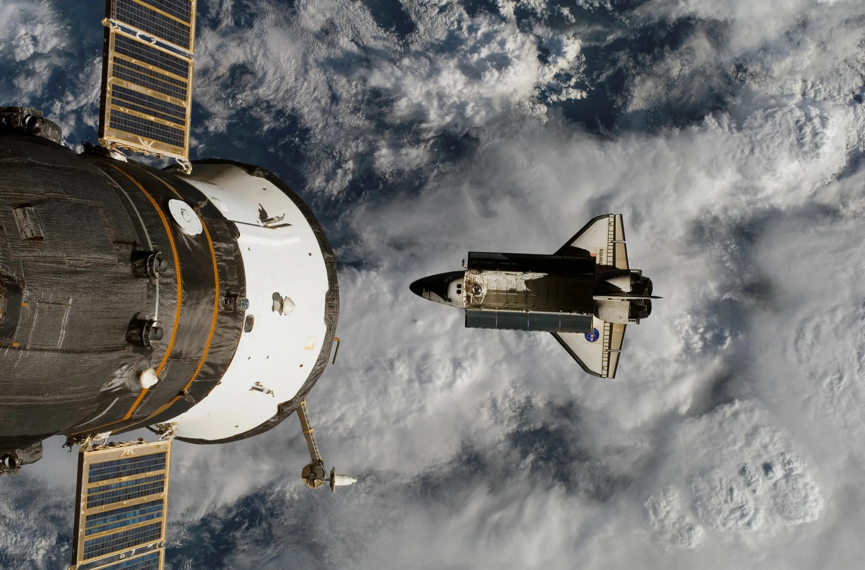 Как называется американский космический корабль. Спейс шаттл космический корабль. Шаттл пристыкованный к МКС. Орбитальный корабль Спейс шаттл. МКС Space Shuttle.