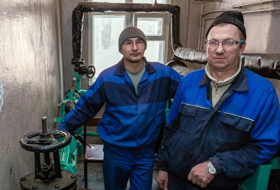 Сантехник из жэка фото. Визитки сантехника электрика. Жэк сантехники телефон. Сантехник. Жэк сантехники телефон.