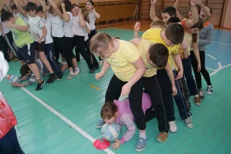 Веселые игры начальная школа. Спортивные соревнования в школе. Спортивное мероприятие для дошкольников. Спортивные соревнования для детей. Спортивные мероприятия для детей.