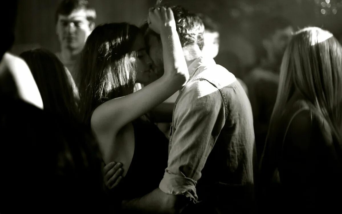Парень и девушка танцуют. Медленный танец. Поцелуй в толпе. Пареньтакнцует с девушкой.