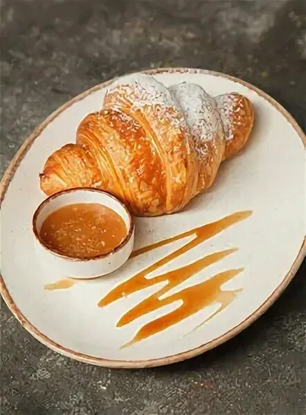 круассан с кремом и карамелью. круассан карамельный. круассан сливочный. круассан с кремом и карамелью. круассан с карамелью.