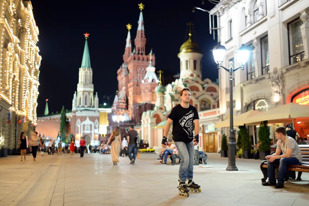 В москве проживает человек. Красная площадь Никольская улица. Никольская улица пешеходная. Никольская площадь Москва. Никольская улица Китай город.