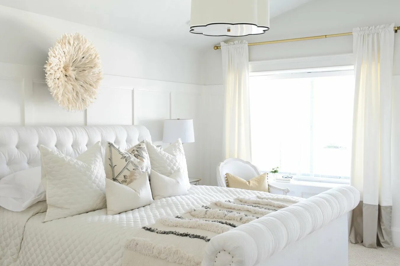 Какая комната светлая. Шторы Келли Хоппен. Спальня в белых тонах. Белый цвет в интерьере.
