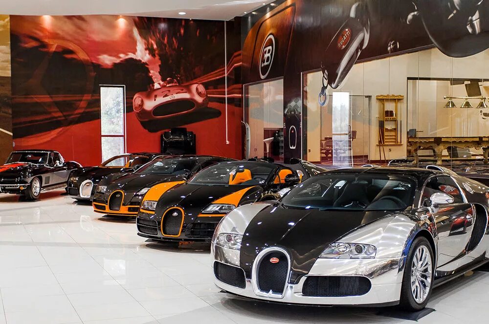 Bugatti Veyron Шейх. Бугатти Вейрон в гараже. Коллекция автомобилей. Много дорогих машин.