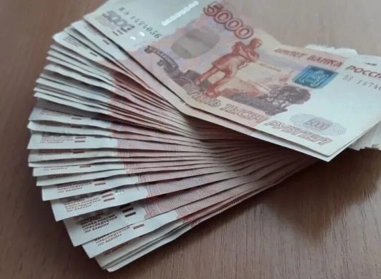 Миллион рублей. Деньги 300000 рублей. Пачка 150 тысяч рублей. Пол милиона нублей в руке.