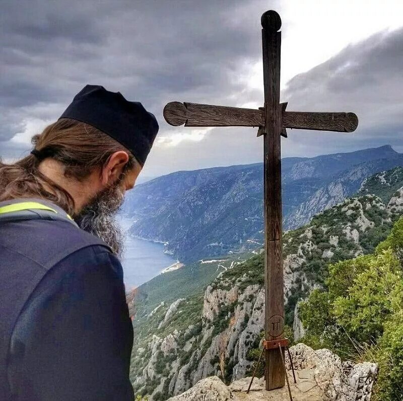 Святая гора Афон монастыри монахи. Крест на горе Афон. Гора Афон молящиеся.