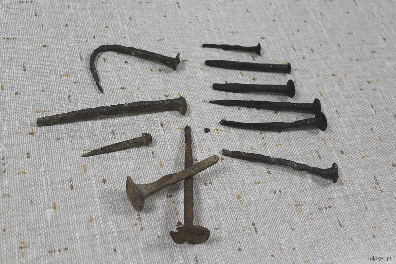 древние гвозди. когда появились гвозди на руси. кованый гвоздь археология. кованый гвоздь 18 века. когда появились гвозди на руси.