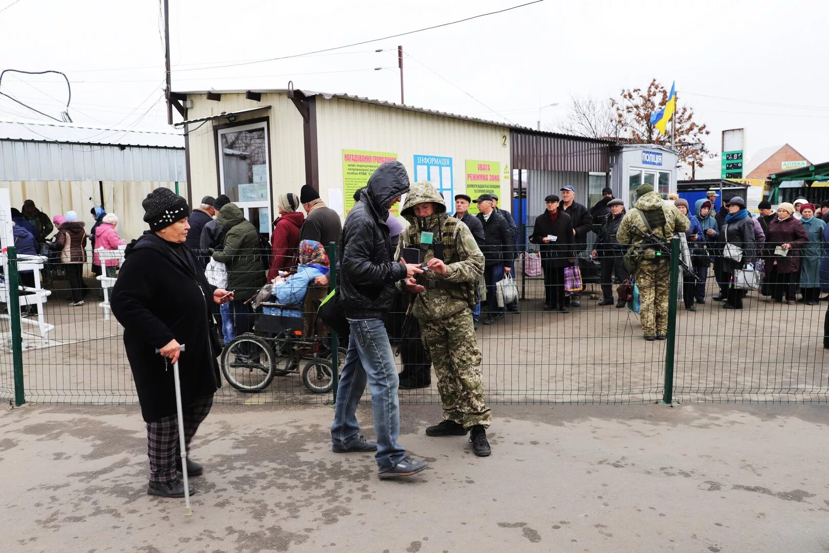 Терны луганская область обстановка на сегодня. КПВВ на Донбассе. Блокпост Донбасс. Майорск Донецкая область.