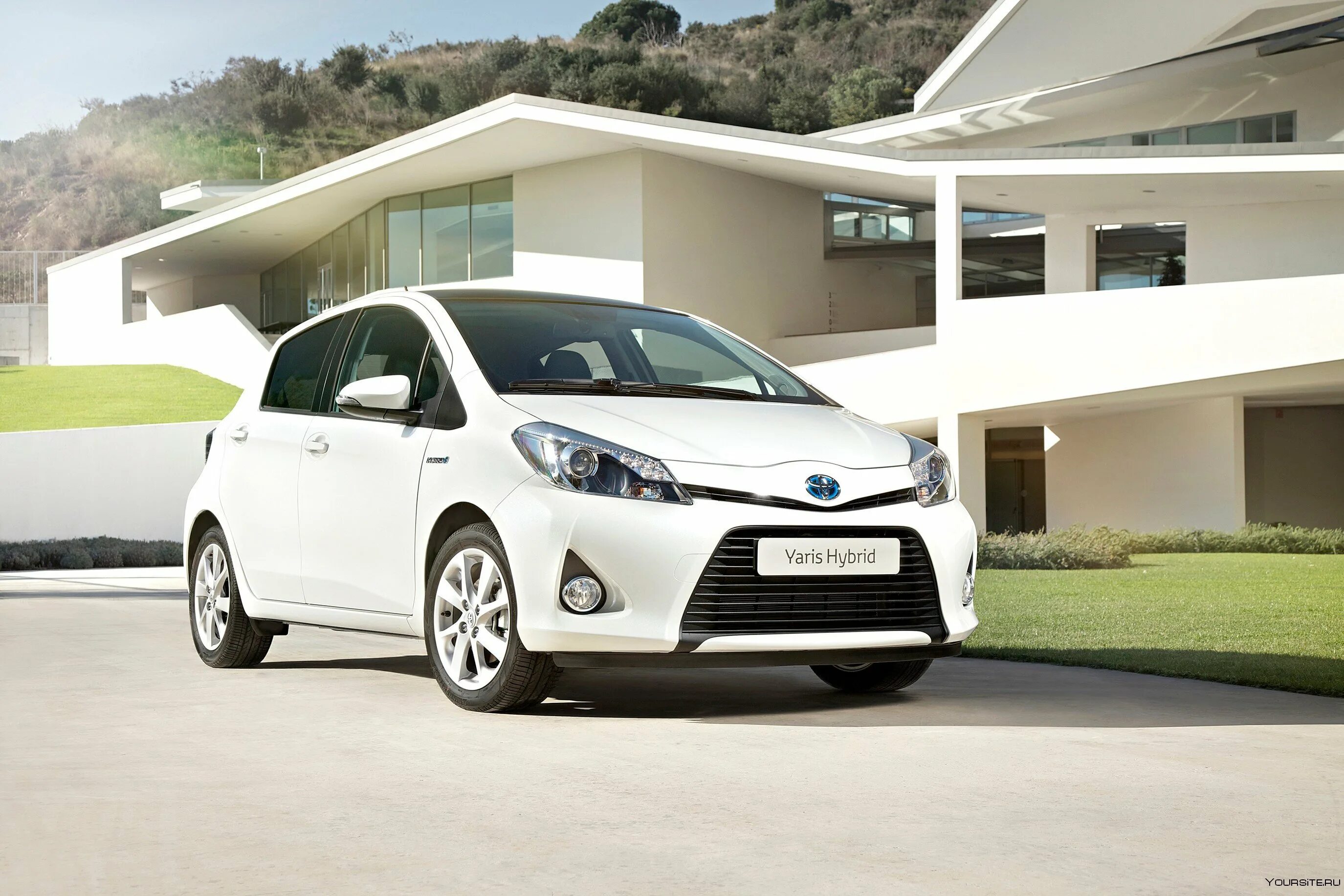 Тойота Приус гибрид 2020. Toyota Yaris 2013 Hybrid. Toyota Yaris 2012. Toyota Prius Hybrid 2014.