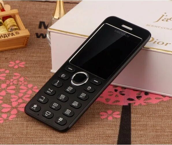 Золотой тонкий телефон. Очень тонкий смартфон. Тонкий смартфон. Slim phone. Самый тонкий смартфон в мире.