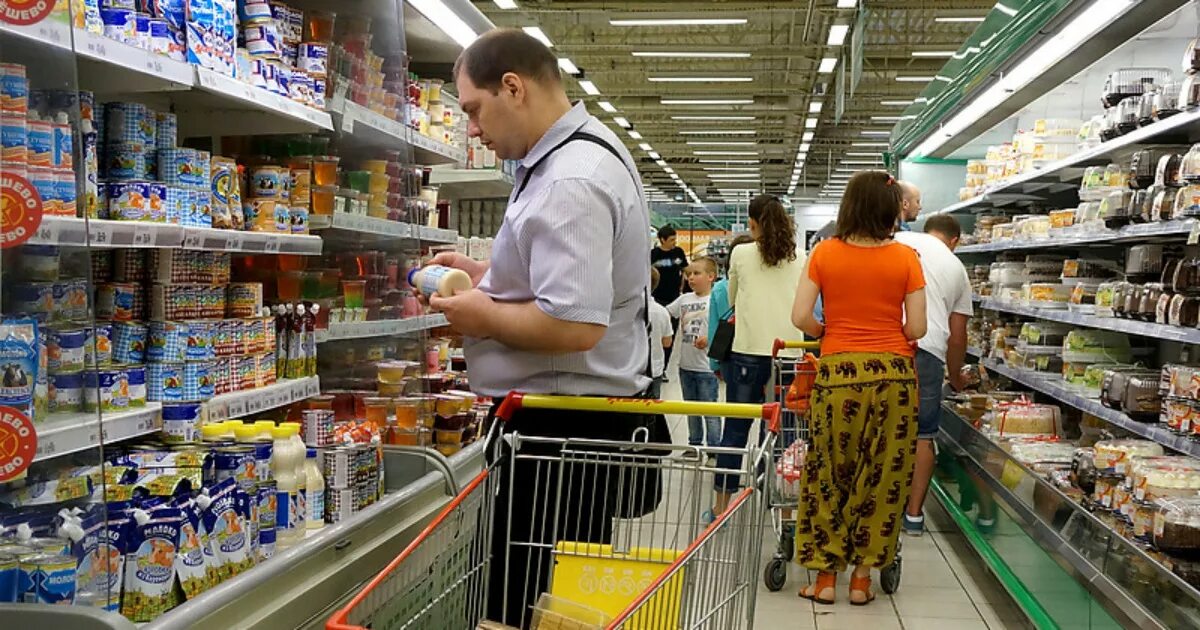 Супермаркеты России. Россияне в супермаркете. Продуктовый магазин Россия. Люди в супермаркете Россия. На прилавке случайным образом