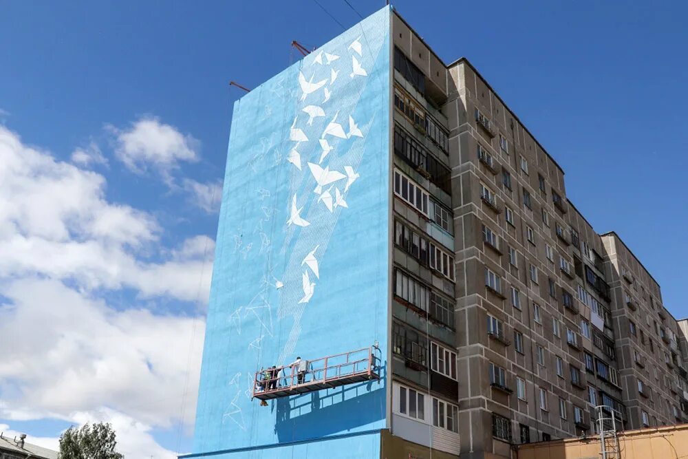 Магнитогорск дом сегодня. Магнитогорск граффити на домах. Стена здания. Стена многоэтажки. Торцы многоэтажных домов.