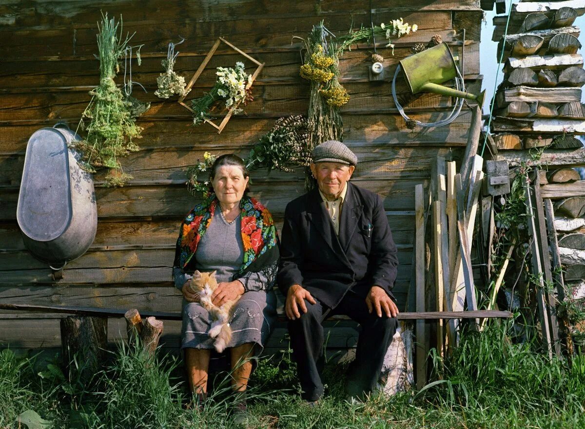 Старики в деревне. Бабушка и дедушка в деревне. Деревенские жители. Душевно про деревню