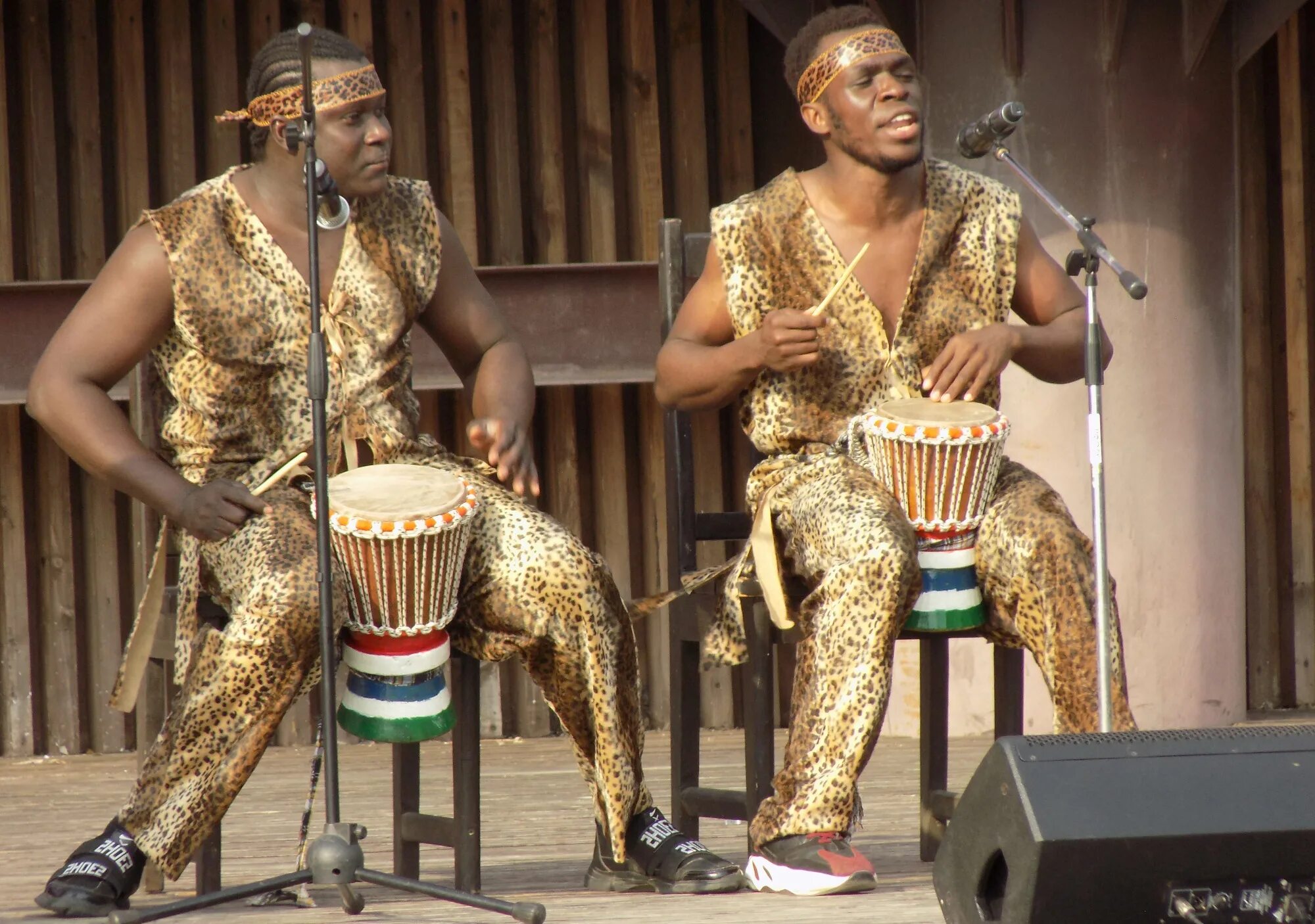 Шоу африканских барабанов. Африканская музыкальная культура. Шоу барабанов африканцы. Африканский фестиваль. Современная африканская музыка