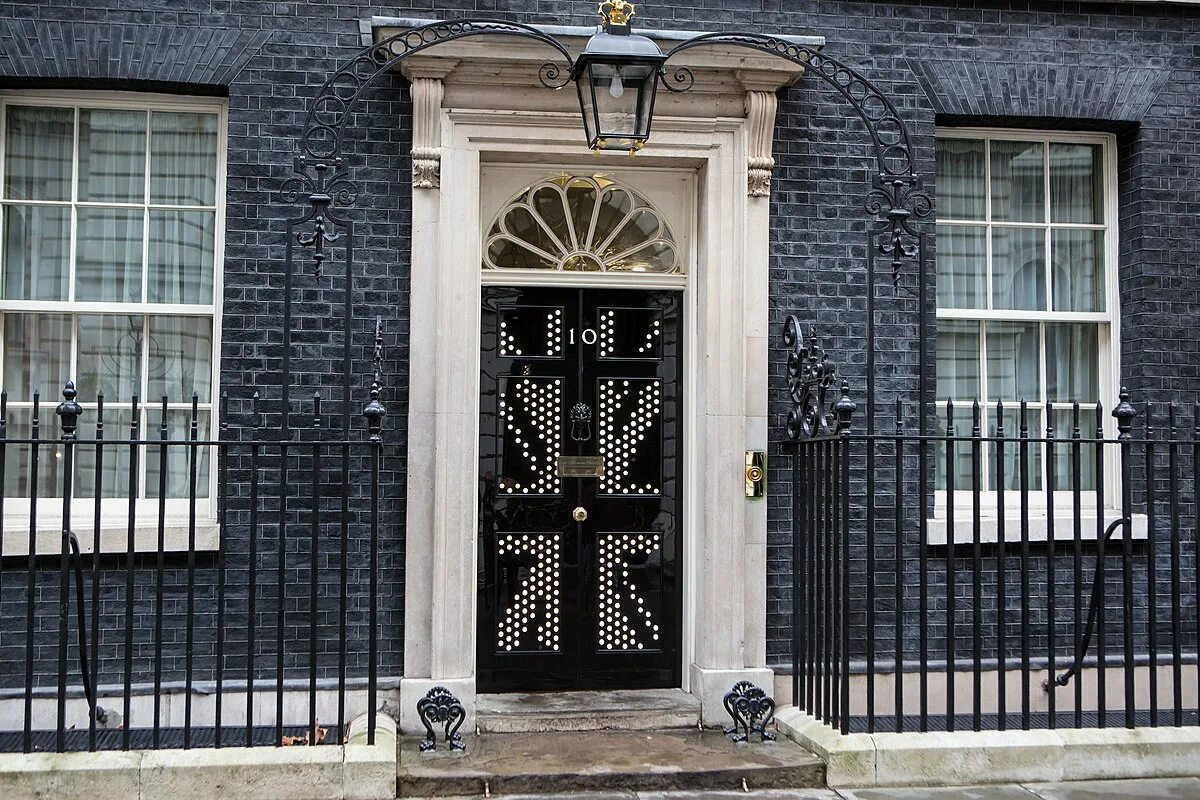 Резиденция премьер-министра великобритании. Резиденция британского премьер министра даунинг стрит. Даунинг-стрит 10 в лондоне вид сверху. Премьер-министр великобритании на даунинг стрит. Резиденции премьер-министра великобритании на даунинг-стрит, 10.