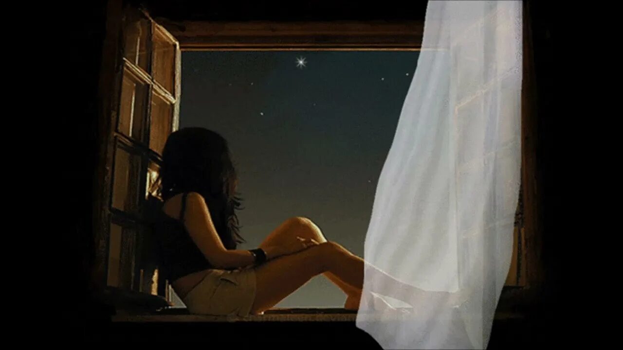 Луна стучит. Девушка на подоконнике. Одинокая девушка у окна. Девушка ждет у окна. Девушка у окна вечером.