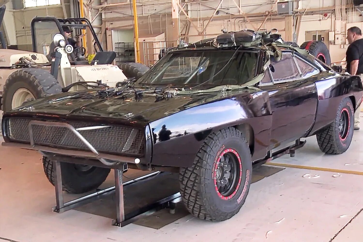 Додж чарджер бронированный. Бронированный додж рам. Бронированный додж. Додж челленджер бронированный. Додж челленджер мэд макс 6.