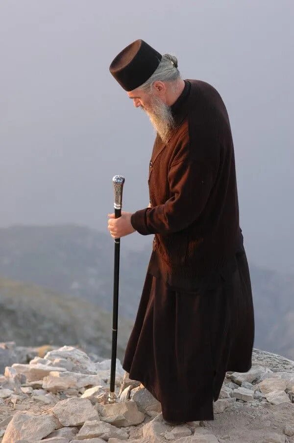 Монах другими словами. Монахи горы Афон. Православный монах Afon. Святая гора Афон монастыри монахи. Монах отшельник Православие.