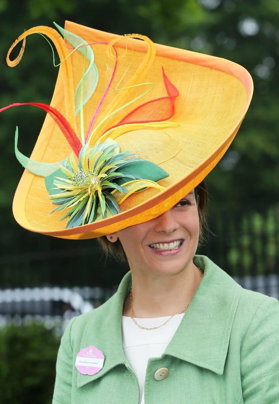 Странная шляпа. Роял аскот шляпы. Шляпка Jane Corbin. Необычные шляпки. Оригинальная шляпа.