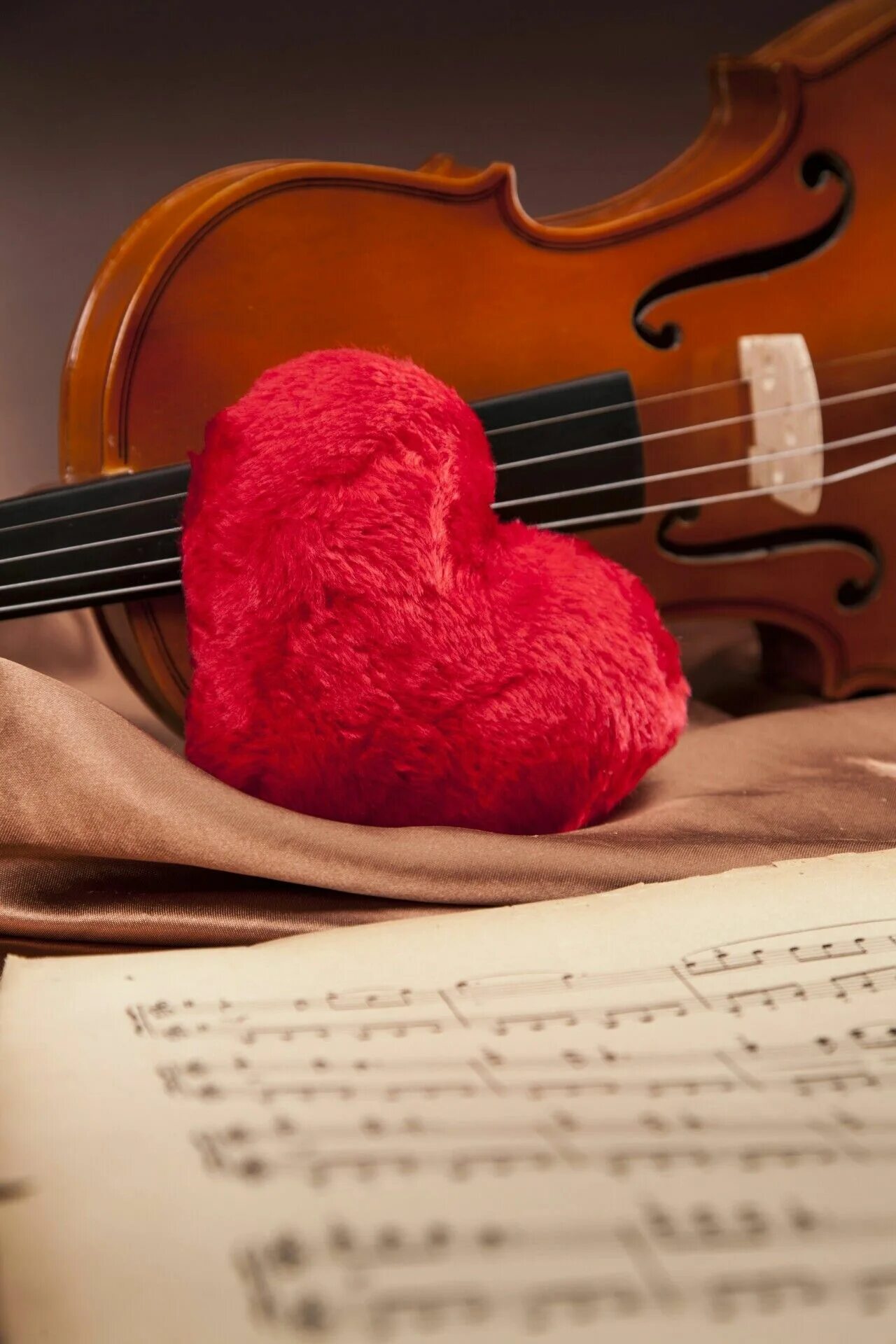Violin love. Скрипка любовь. Скрипка и фортепиано романтика вертикальное фото. Мелодия любви стильные фото. Любовь в Музыке классика.