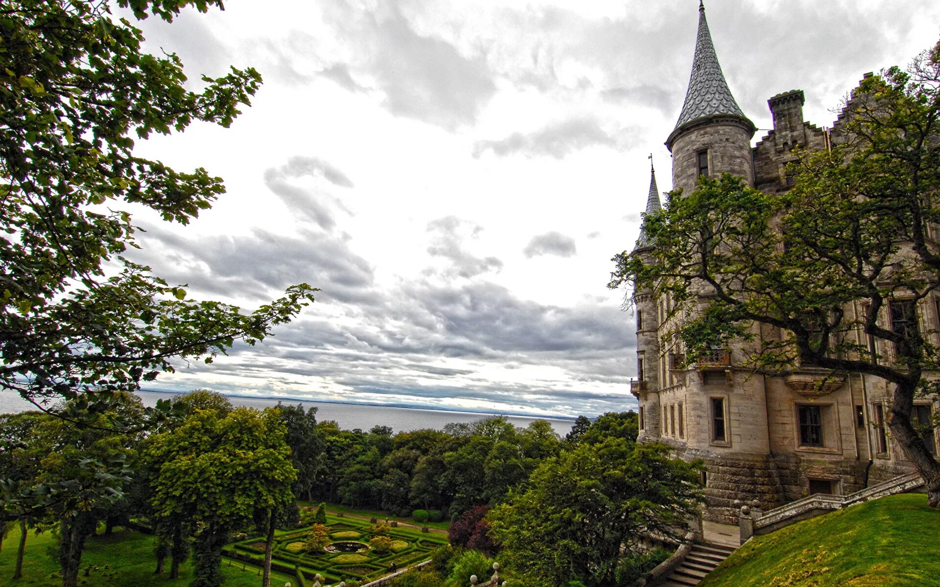 замок пелеш румыния. замок людвига 2 нойшванштайн. замок норд сен мишель во франции. замок рабочих. замок рабочих.