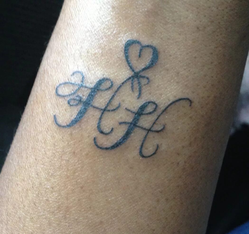 Тату буква а. Красивые тату. Тату буква s. Тату инициалы. Тату буква д.