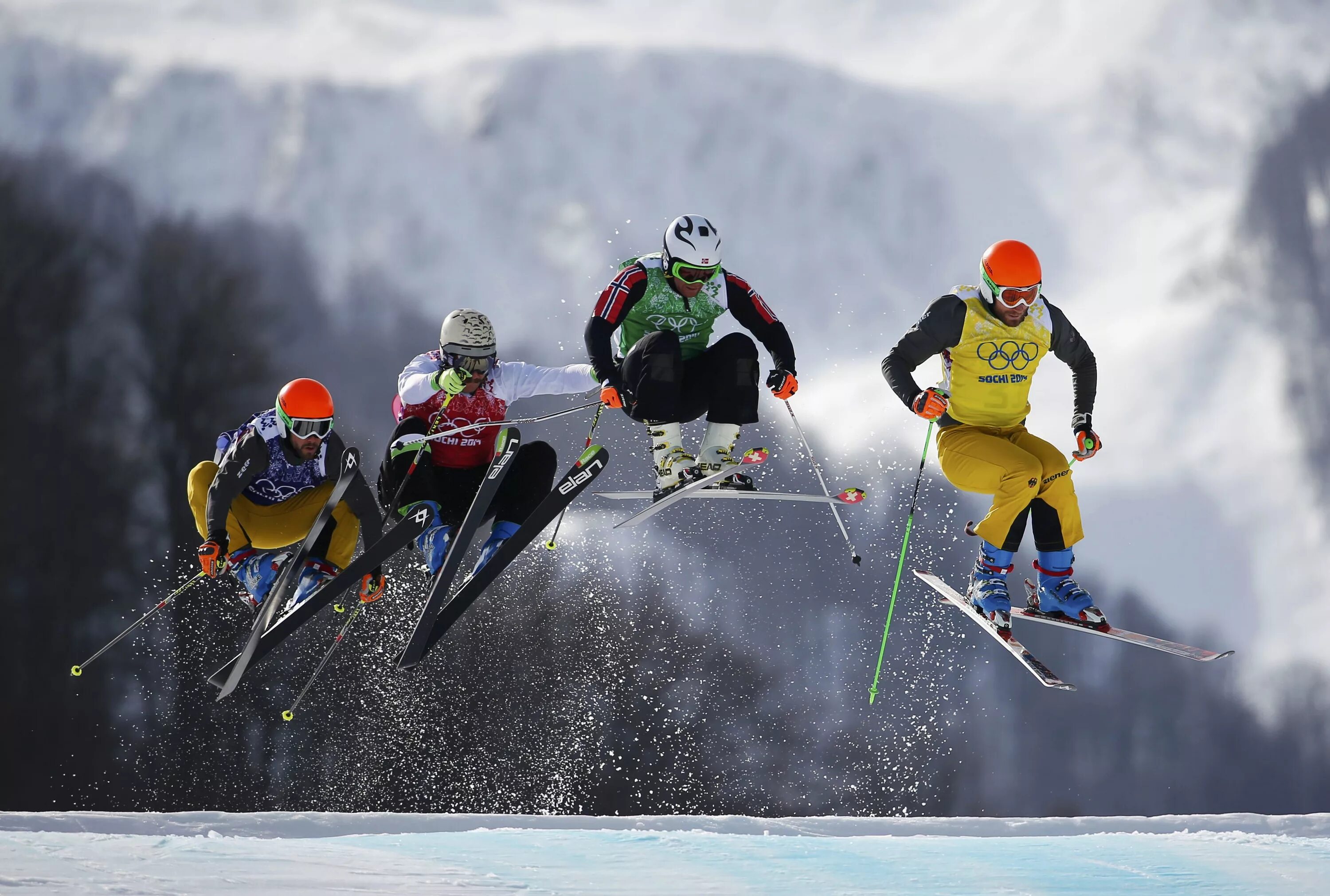 Skiing track. Лыжник фристайл. Фристайл (лыжный спорт). Ски кросс лыжи. Фристайл на лыжах.