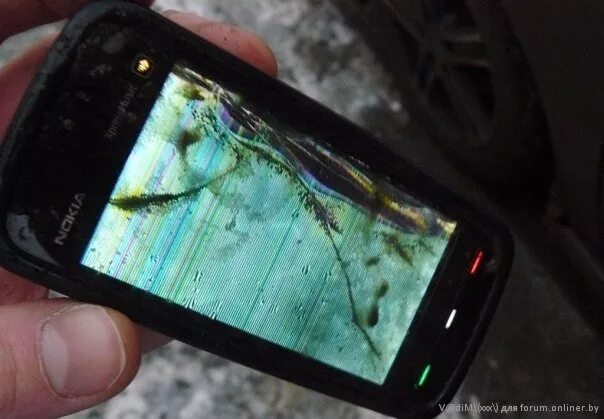 разбитый сенсор. смартфон под углом. зарядное гнездо айфона. отходит стекло. разбитый самсунг а13.