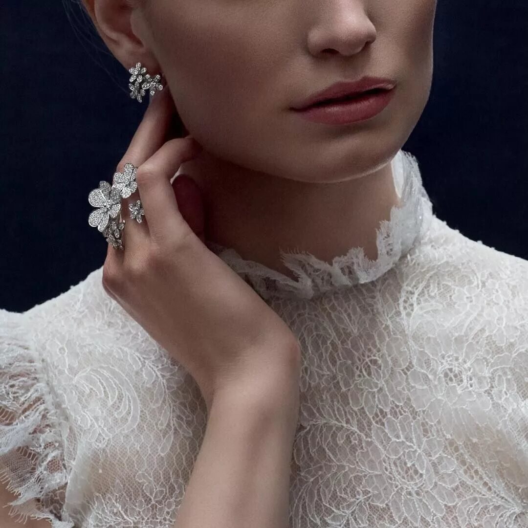 Ван клиф энд. Van Cleef Arpels. Ван Клиф украшения. Украшения Ван Клиф на девушке. Van Cleef серьги на звездах.