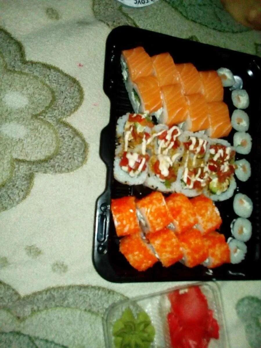 Sushi park la. Суши парковый. Калифорния с кунжутом. Суши парковый. Филадельфия с креветкой.