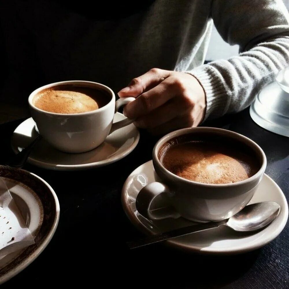 Два утра. Чашка кофе. Кофе вдвоем. Две чашки кофе. Кофе в кафе.